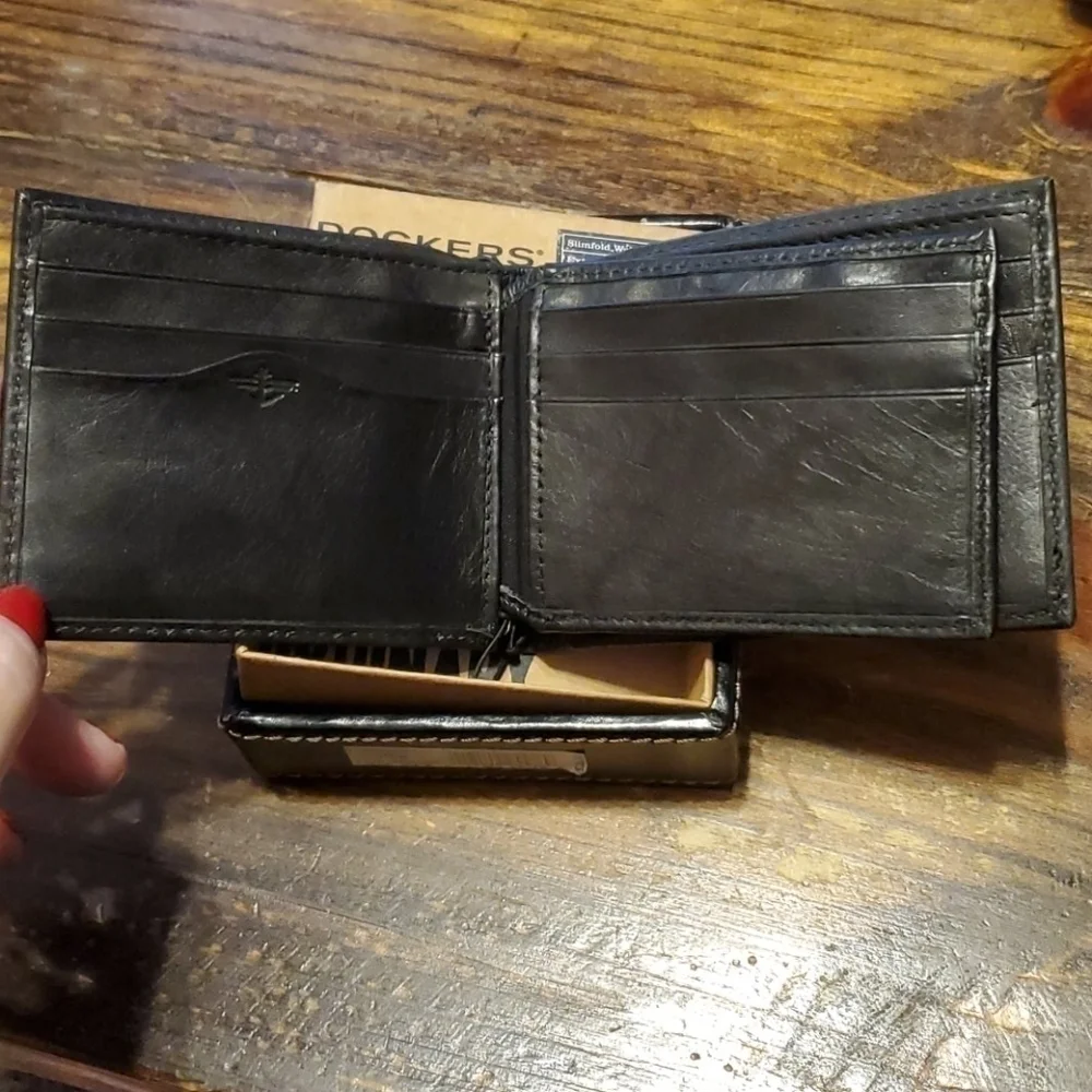 𝅺DOCKERS Leather Black Leather Slimfold Wallet NWT